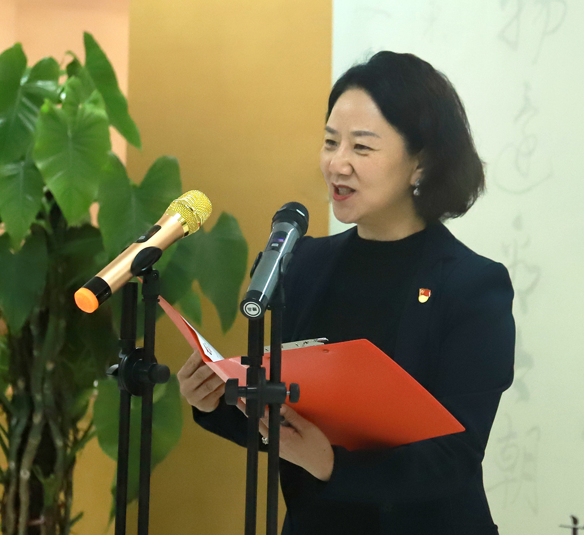 教授,兼职研究生导师袁亚平,中国版本图书馆党委副书记,副馆长仇英义