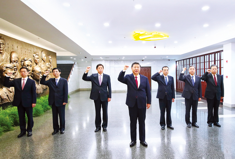   2017年10月31日，中共中央总书记、国家主席、中央军委主席习近平带领中共中央政治局常委李克强、栗战书、汪洋、王沪宁、赵乐际、韩正，瞻仰上海中共一大会址和浙江嘉兴南湖红船。这是31日上午，在上海中共一大会址纪念馆，习近平带领其他中共中央政治局常委同志一起重温入党誓词。 新华社记者 兰红光/摄