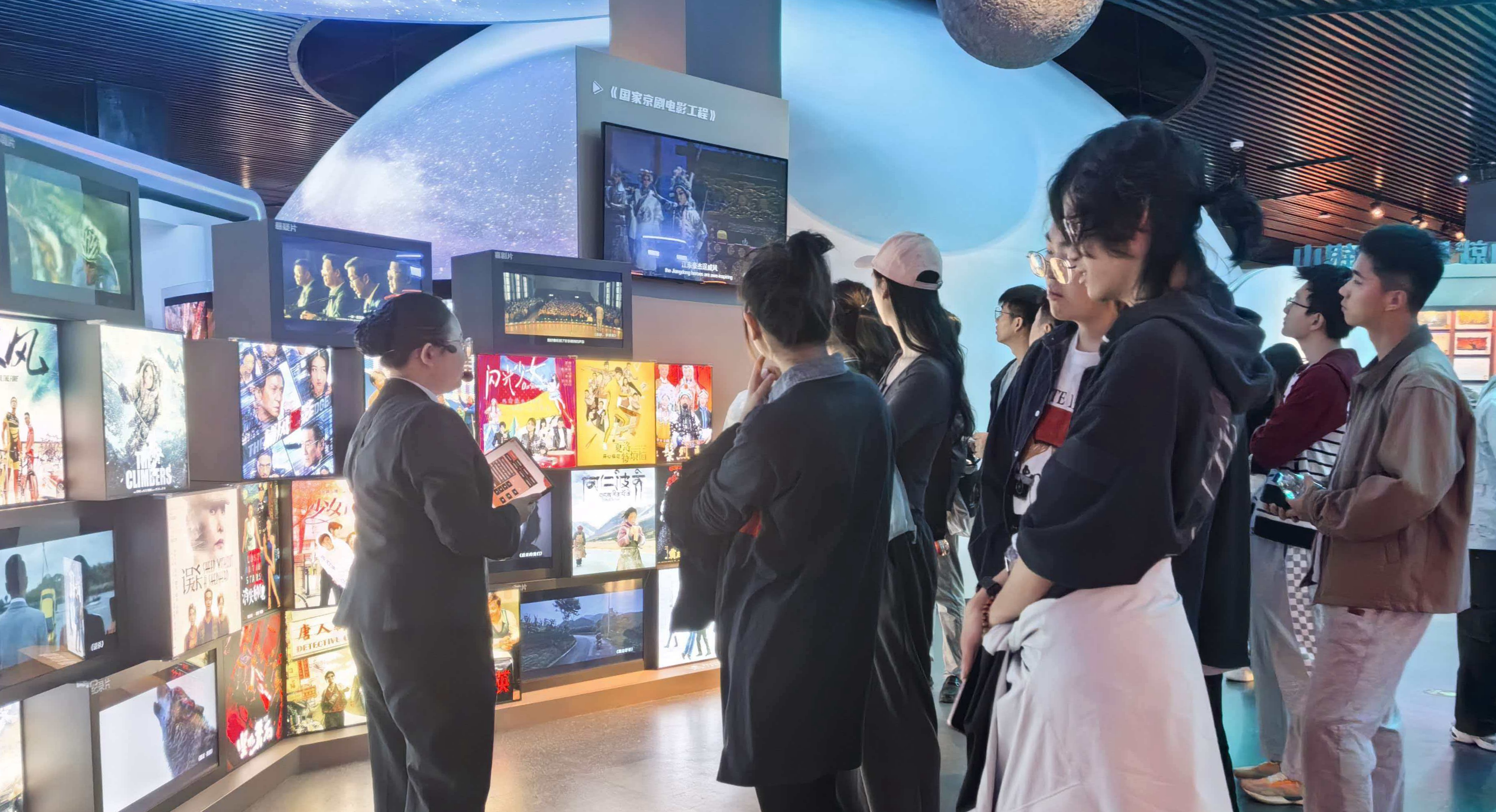 聆听讲解：感受新时代电影发展非凡成就.JPG