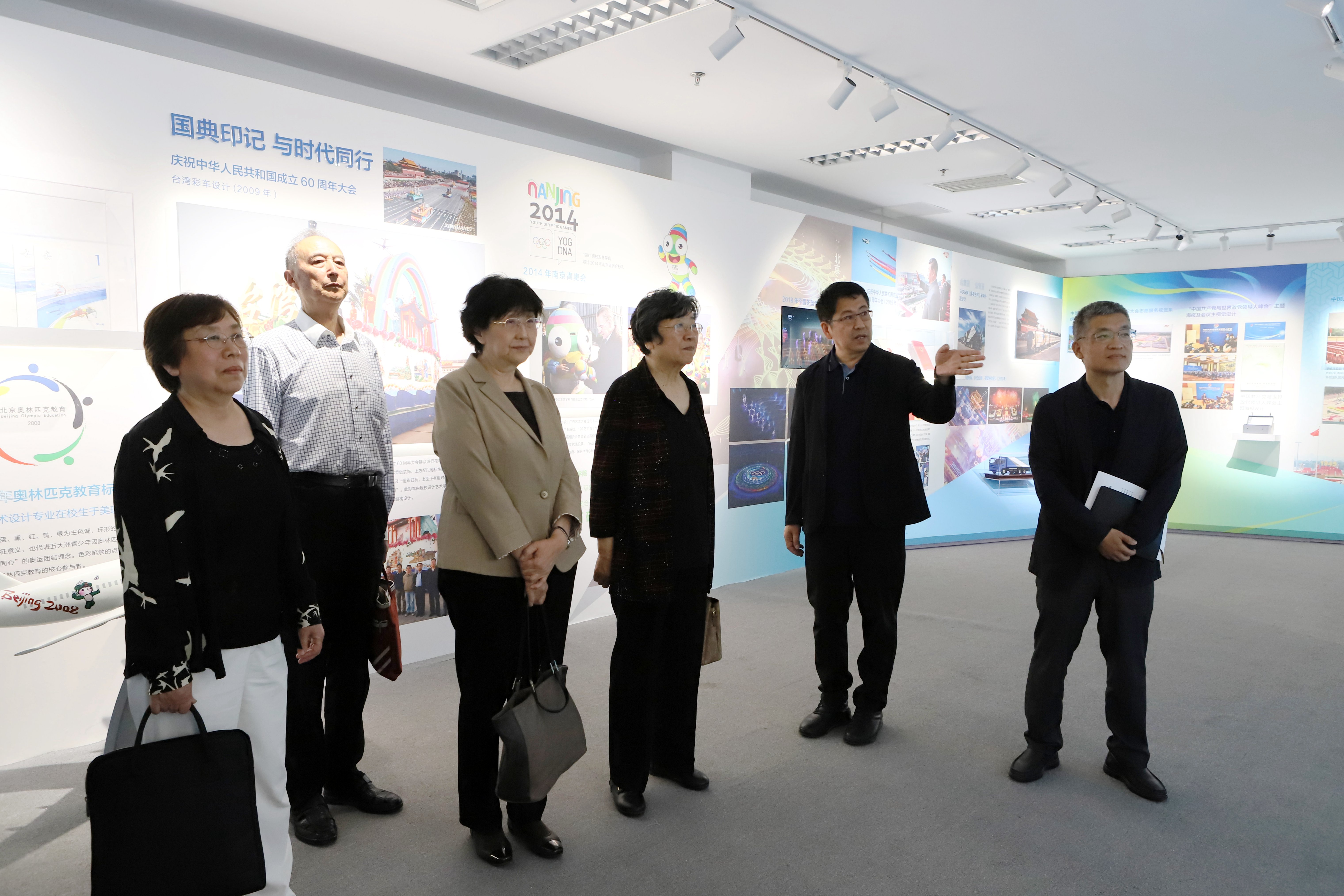 参观学校《服务国家重大活动、服务首都设计成果展》.jpg