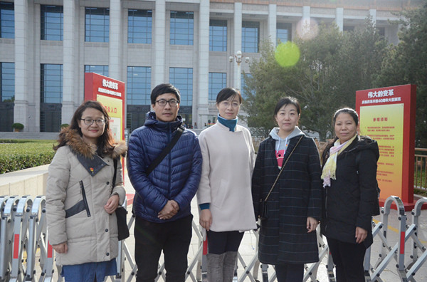 行政党支部参观国博_副本.jpg