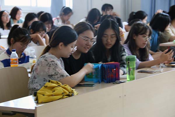 图三：同学们传阅所分享的作品.jpg
