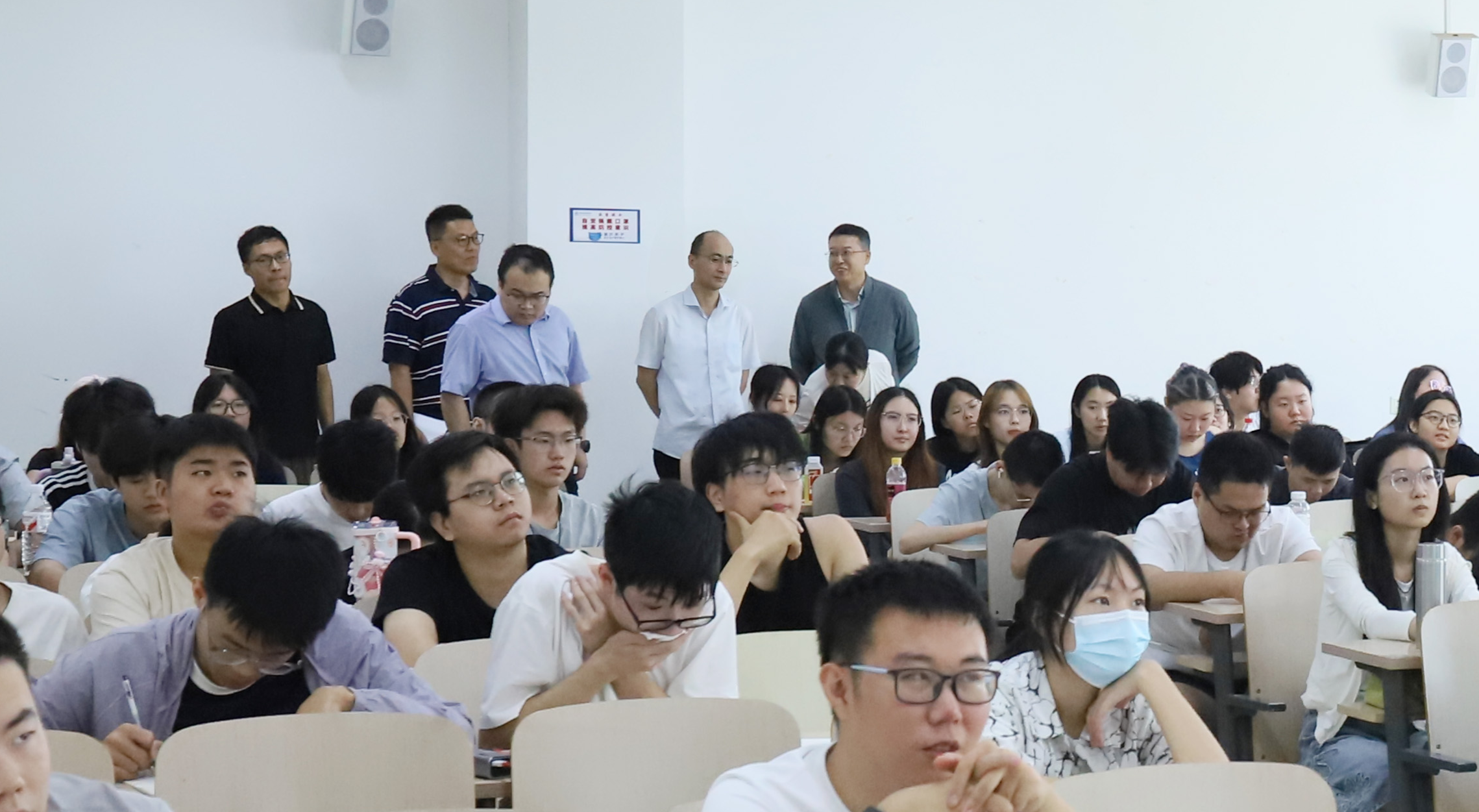 张书记查课.jpg 张书记查课.jpg